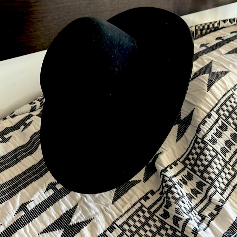 Classic black fedora. Size S.